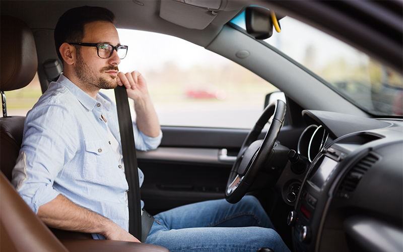 Cinture di sicurezza: alti rischi per passeggero posteriore